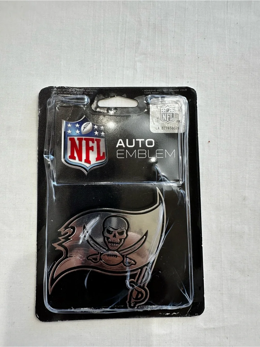 NFL Silver Tampa BayBuccaneers Flag Auto Emblem - Chrome Finish Fan Cave